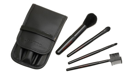 In omaggio l’utilissimo kit di pennelli make up acquistando un fondotinta Shiseido. Scegli quello ideale per te